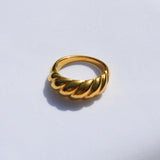 Croissant Ring Gold